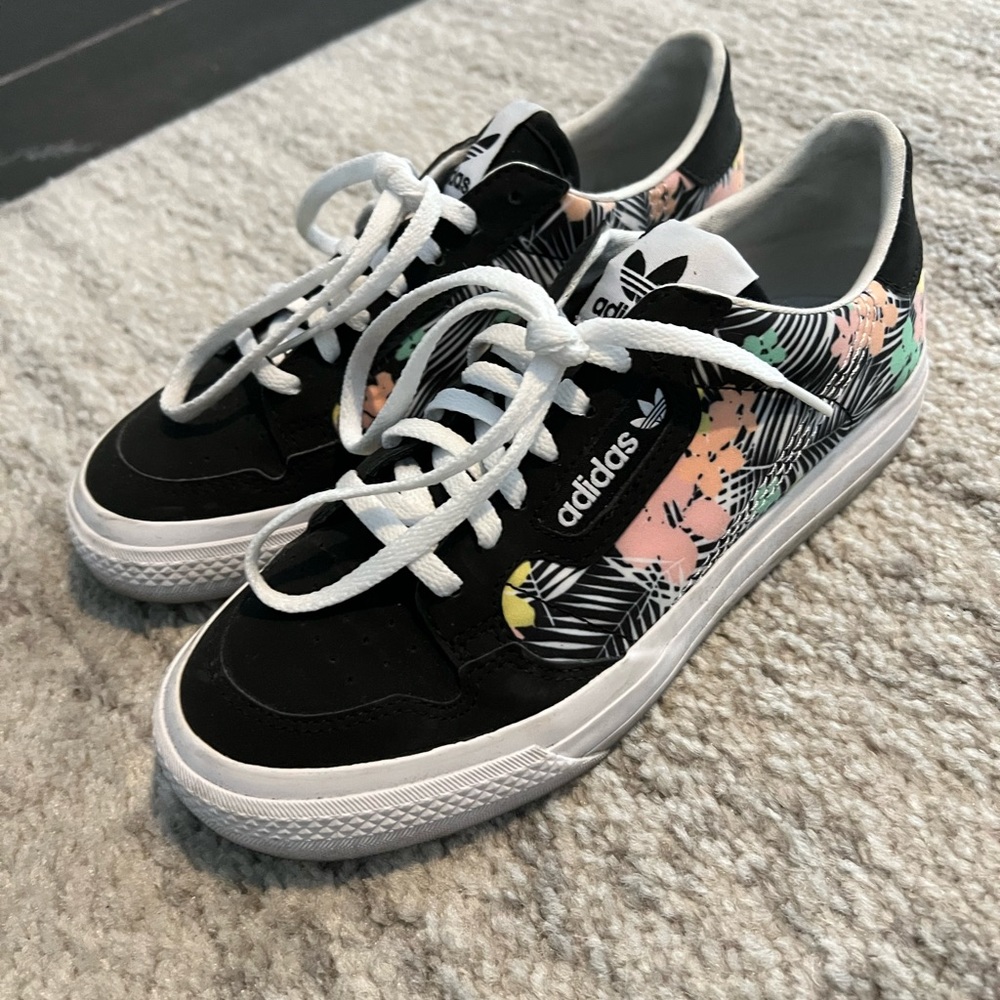 Adidas floral sneakers, size men’s 4.5
